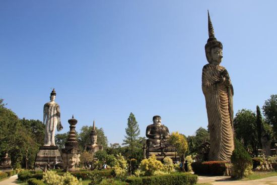 Einige der ziemlich großen und zum Teil skurilen Skulpturen in Sala Kaeo Ku.