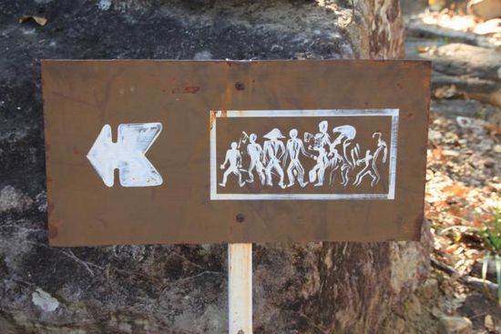 Und mit solchen Schildern wurde man zielgenau zu den Malereien gelotst.