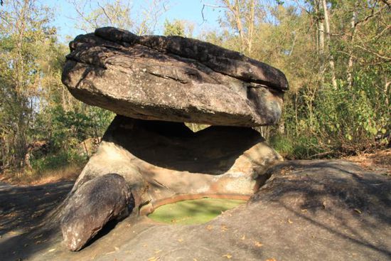 Legt einfach riesige Platten auf viel kleinere Steine.