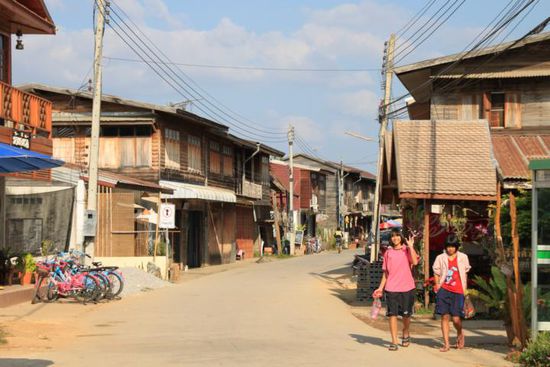 Typische Holzhäuser in Chiang Khan