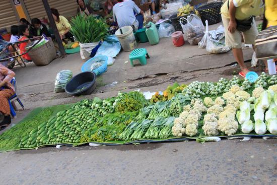 Einige haben auf dem Markt in Loei nicht einmal einen Stand, aber die Waren sind alle liebevoll angerichtet und frisch.
