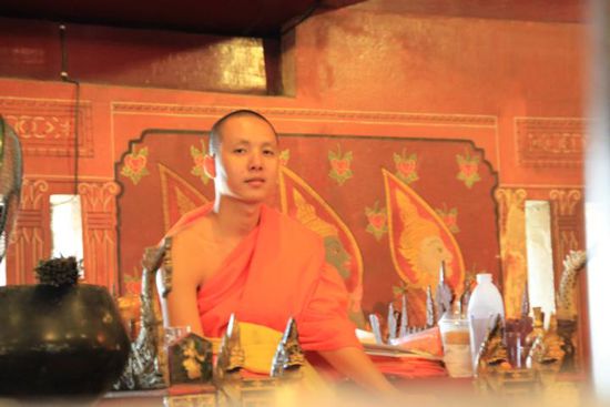 Ein Mönch saß quasi als "Beschützer" neben dem Buddha und blickte auf die Gläubigen hinunter