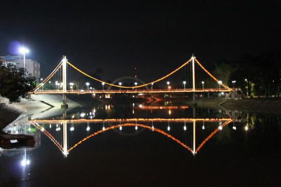 Einfach nur schön beleuchtet die Brücke