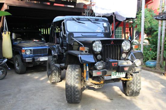 Dazu der krasse Gegensatz der Eigentümerin, dicke Geländewagen