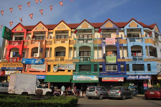 Bunte Häuser am Bahnhofsplatz Lampang