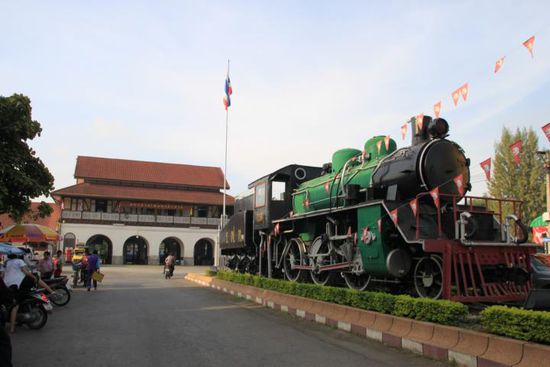 Eine schöne Lokomotive und der angebliche Fachwerkbahnhof im Hintergrund. Ein hübsches Gebäude, aber Fachwerk?