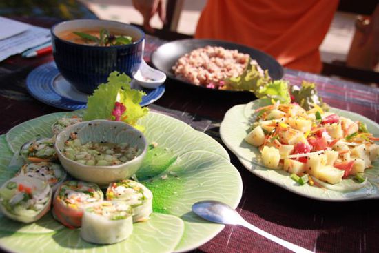 ...Spicy Pineapple Salad und Thai Red Curry mit Wildreis