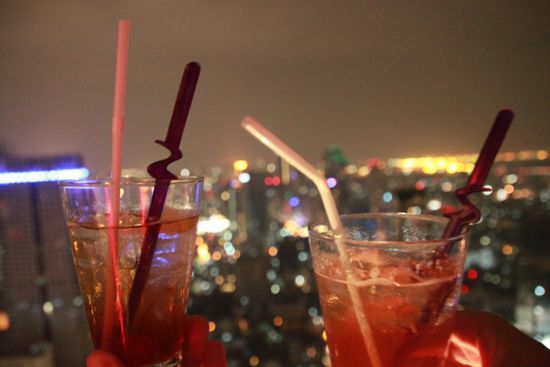 ...mit 2 Cocktails in der Hand