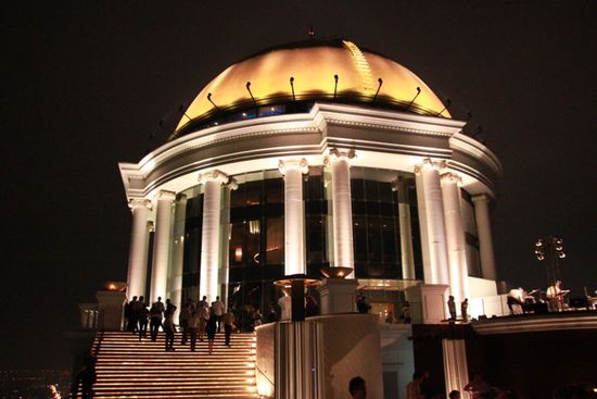Ganz oben auf dem Lebua-Hotel gibt es eine Bar namens Destille...