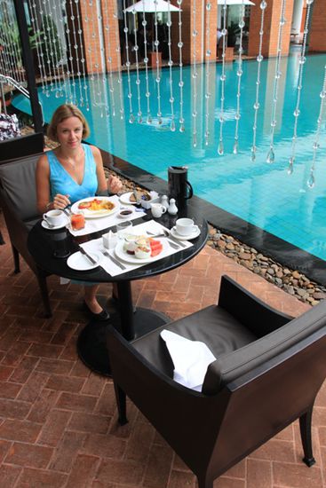 Paßt das Kleid nicht perfekt zum Hintergrund?! - Beim Frühstück im Hotel
