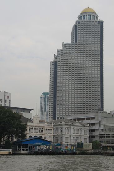 Im Hintergrund unser Hotel, Lebua at the State Tower, im Vordergrund das bekannte Mandarin Oriental Hotel.
