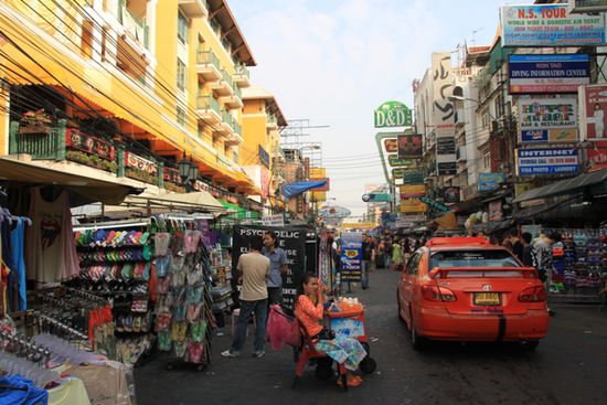 Die wuselige Khao San Road im Backpackerviertel