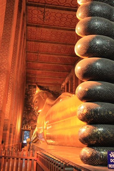 Riesiger liegender Buddha