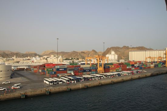 Die Busse warten schon auf alle, die eine organisierte Stadtrundfahrt machen wollen. Wir nicht!