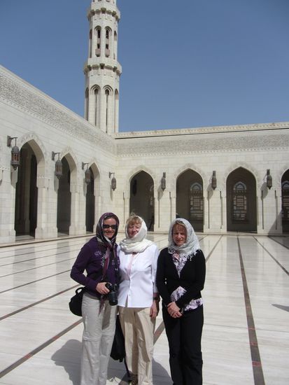 Hier müssen die Damen ein Kopftuch tragen, was die Herren sehr erfreute.