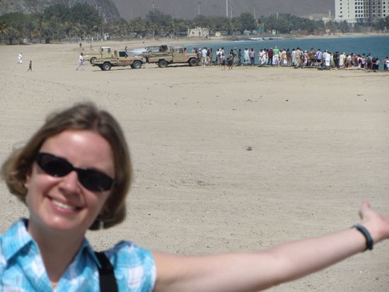Großer Menschenauflauf am Strand - da müssen wir hin!