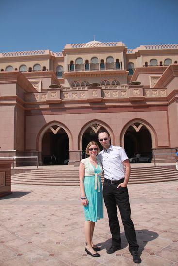 Vor dem Emirates Palace