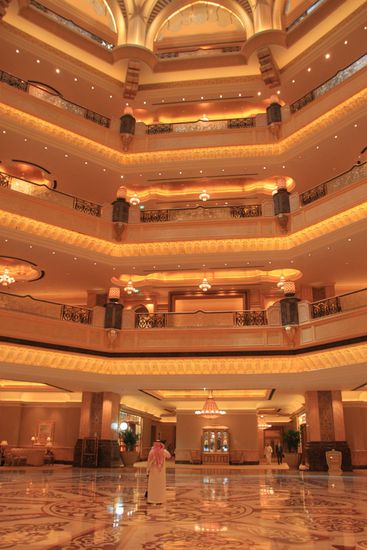 Empfangshalle des Emirates Palace - alles was wie Gold aussieht, ist es auch