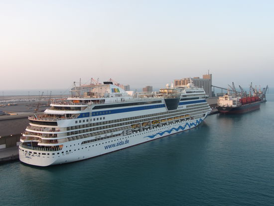 Beim Auslaufen aus Abu Dhabi nochmal ein Blick auf die Aida...