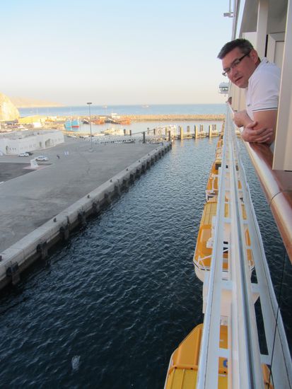 Das Anlegen im Hafen von Khasab wird kritisch beobachtet