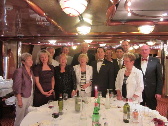 Gala-Dinner und Foto mit unseren Tischkellnern