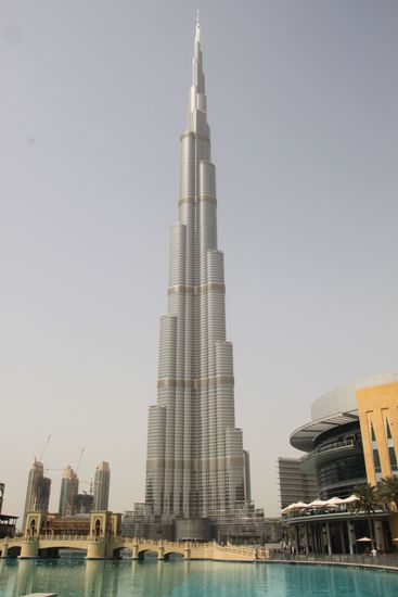 Burj Khalifa, das höchste Gebäude der Welt...da geht's gleich hoch.