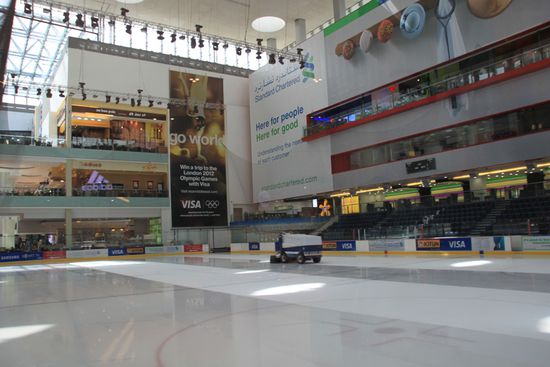 Und auch eine Eisbahn gibt es in der Mall