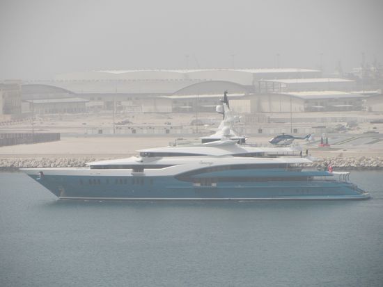 Schicke Yachten im Hafen von Dubai