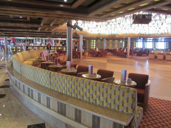 Große Bar mit Tanzfläche