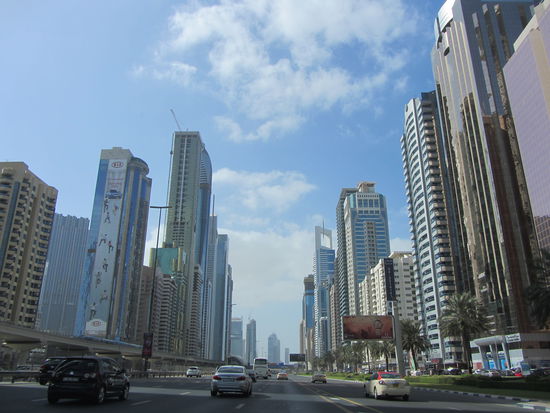Sheikh Zayed Rd mit beeindruckend Wolkenkratzern - die Hauptschlagader durch Dubai.