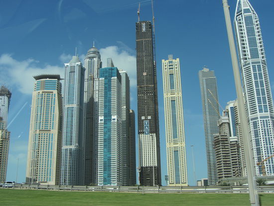 Wolkenkratzer am Straßenrand