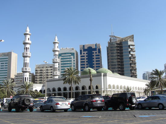 Moschee trifft Hochhäuser