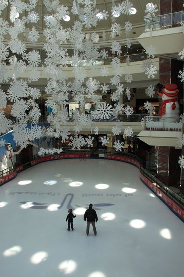 Auch in der hiesigen Mall gibt es eine Eisbahn
