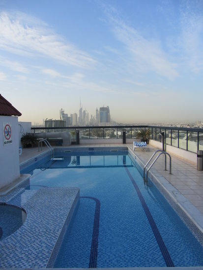 Hotelpool mit Blick auf die Skyline von Dubai