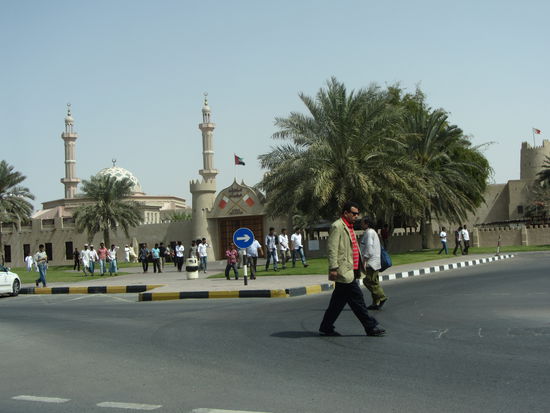 Nach Gebetsschluss strömen ganz viele Männer aus den Moscheen der Stadt