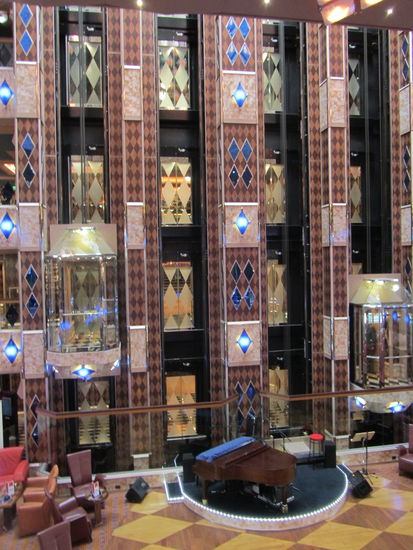 Gläserne Fahrstühle in der Lobby