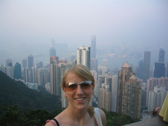 Klein Katharina und die grosse Skyline von Hongkong.