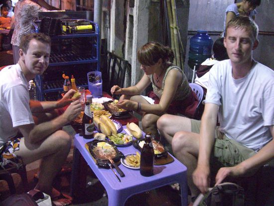 Asiatische Version eines Steakhouse.
Beef, Ei, Tomatensauce,French fries und natuerlich Bier.