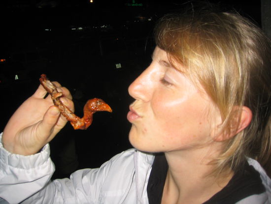 Auch der Kopf wird gegessen.
Hmm, das schmeckt.