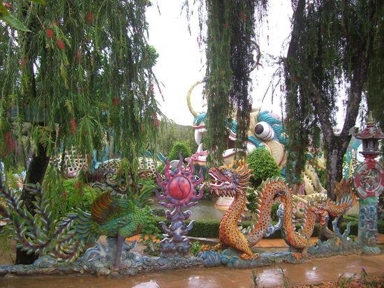 Die bestimmt schoenste Drachen Pagode in Vietnam.