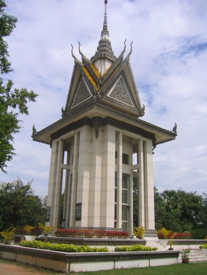 Stupa, in der die Totenschaedel, Knochen und Kleiderreste aufbewahrt werden.