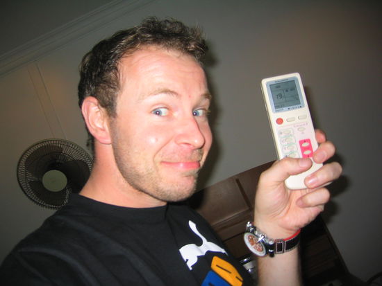 moegliche Titel des Bildes:
Stolz praesentiert er seine Errungenschaft
oder
Mc Gyver