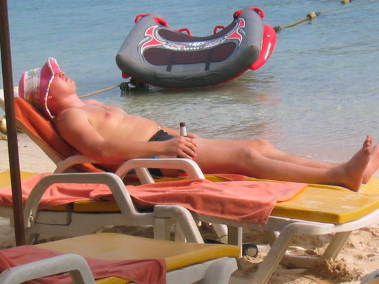 Der Boss der Russenmafia mit der selbstgestrickten rosaroten Badehaube seiner Suessen
Gott sei Dank hat er uns bei dem Schnappschuss nicht entdeckt.