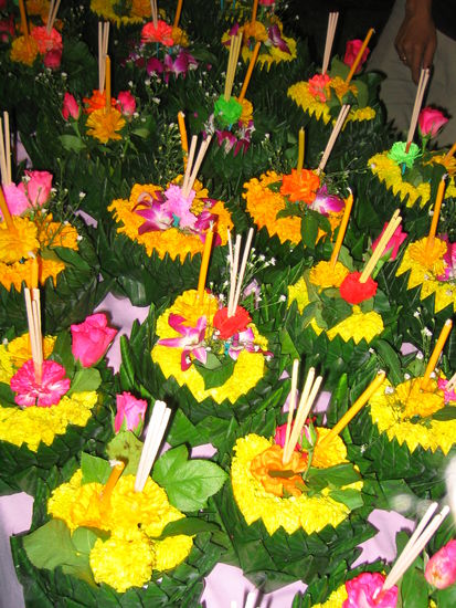 Diese Blumengestecke werden heute noch alle als Gluecksbringer in den Fluss geworfen.