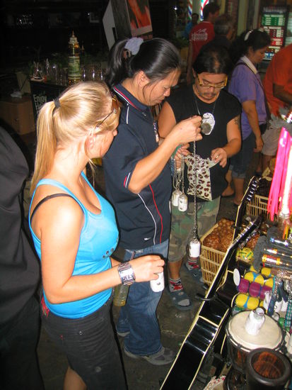 Wir kaufen uns fuer den Strand eine "fire poi"