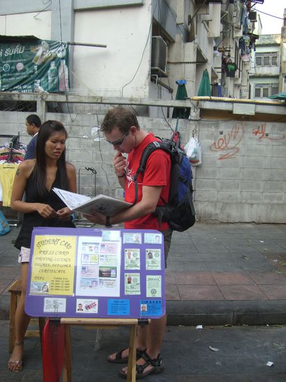 Ein gefaelschter internationaler Fuehrerschein oder Studentenausweis gefaellig?