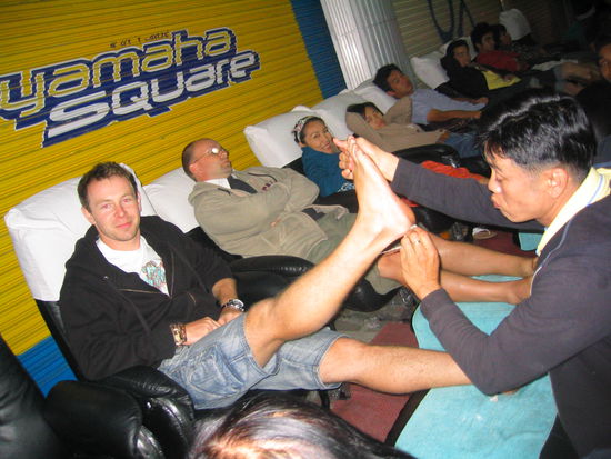 Oh, Ohhhhhhh! Da hat wohl jemand seine Fuesse nicht gewaschen. Und die soll ich jetzt massieren?