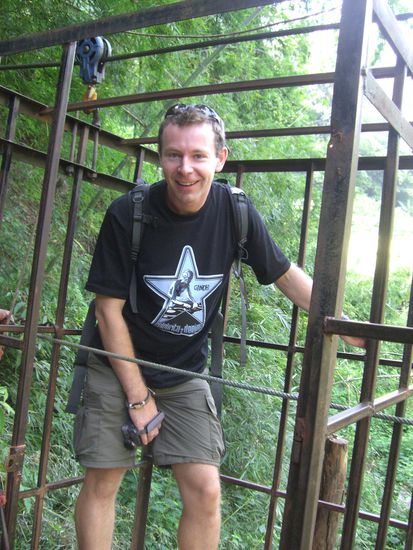 Gefangen im Kaefig. Dieser dient dazu, einen Fluss zu ueberqueren.