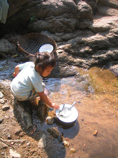 Die Arme musste die ganzen Teller sauber machen.