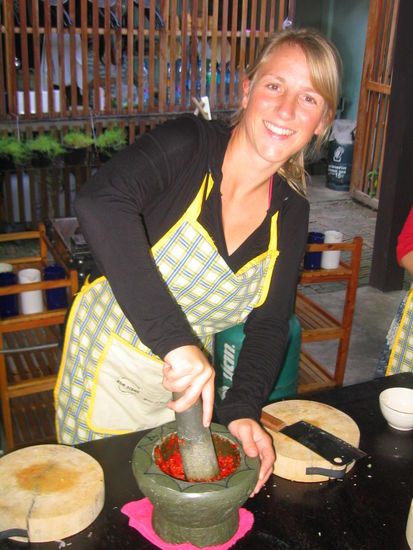 Katharinas Kopf ist genauso rot, wie das Curry.